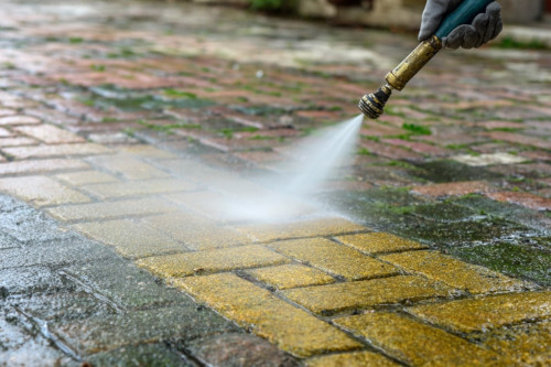 Czym czyścić kostkę brukową? Skuteczne metody i najlepsze środki
