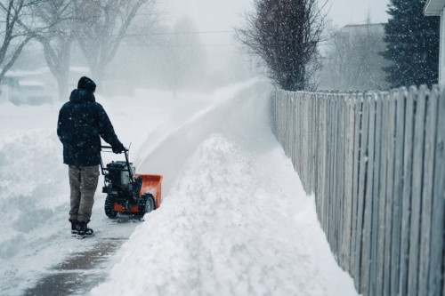 Jak odśnieżać chodnik, posesję i tereny przed miejscami publicznymi?